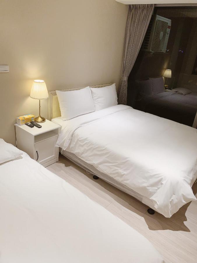 Hotel In Fengchia à Taichung Extérieur photo